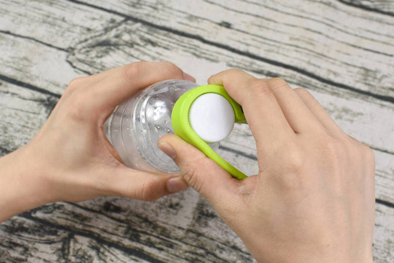 ダイソーのおすすめ商品「マグネット付き ビンオープナー」の実物画像