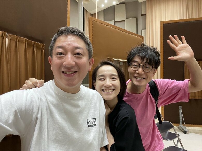 楽しそうな雰囲気！仲の良さが伝わってくるスリーショット（左からサバンナ・高橋茂雄さん、篠原ともえさん、佐藤さん）