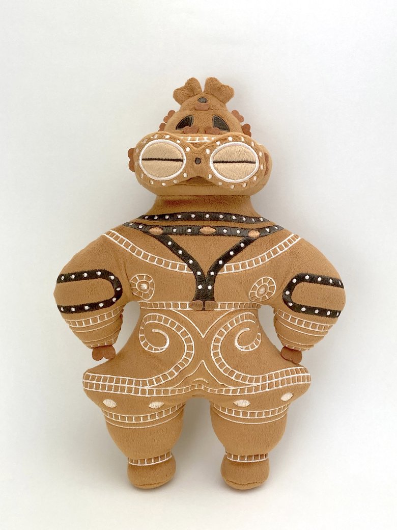 文様の再現にこだわった「遮光器土偶ぬいぐるみ30cm」（2750円）