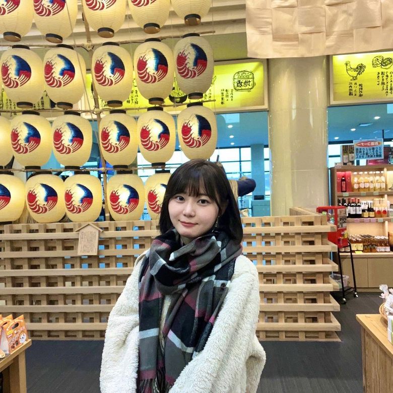 秋田にて。自称「丸顔日本代表」。マフラーはお母さんのものを借りたそう（Instagramより）