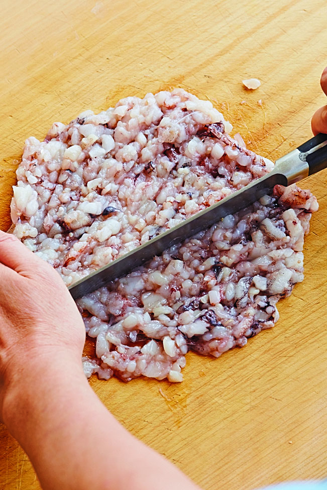 いかは内臓をとり除いて、みじん切りにする。