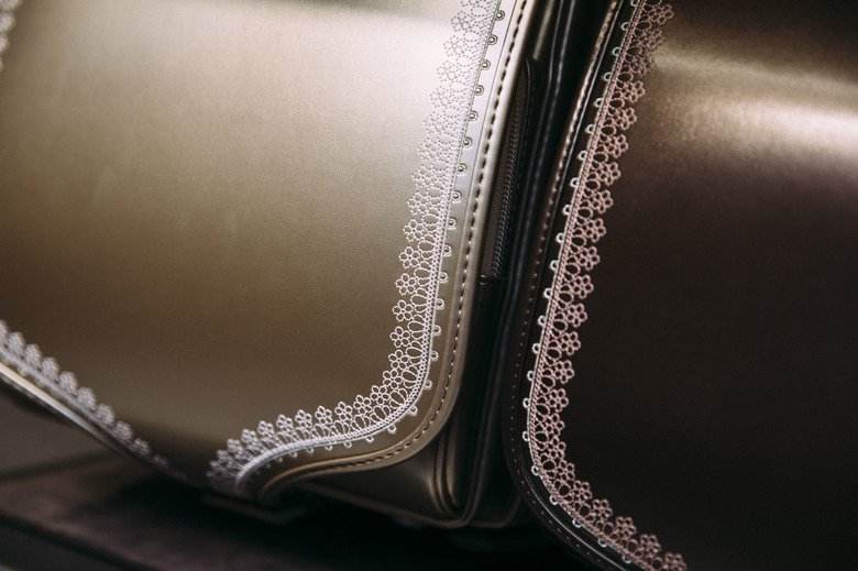 ▲人工皮革のクラリーノは細かな装飾が施しやすい