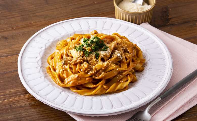 日清もちっと生パスタ　牛挽肉とまいたけのクリーミーボロネーゼ／日清食品冷凍