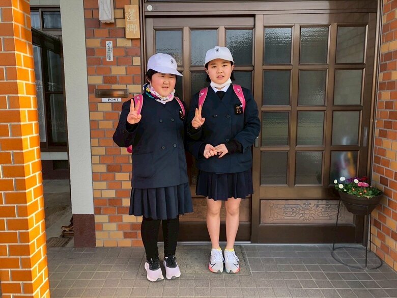 姉のここなさんと登校する小3のゆいなさん