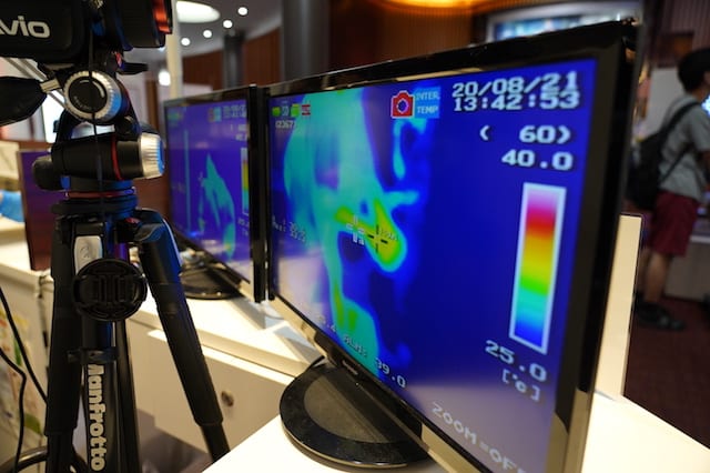 来場者はサーモグラフィーで検温！