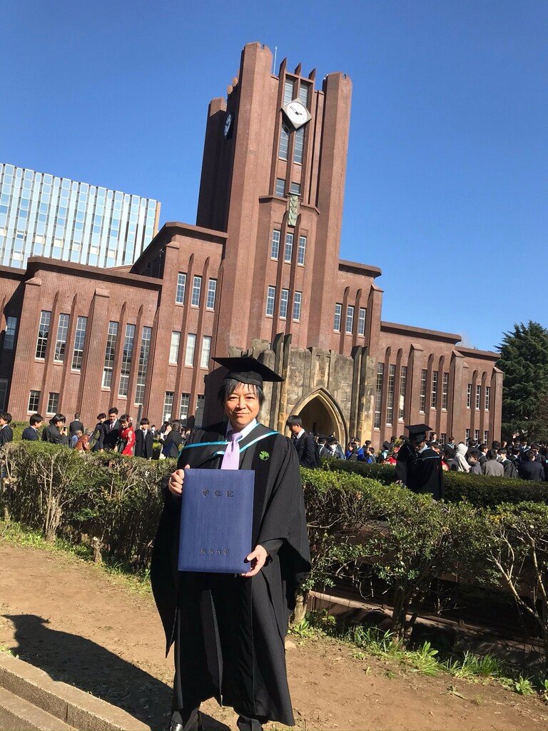 東大の卒業式、東大安田講堂をバックに記念撮影