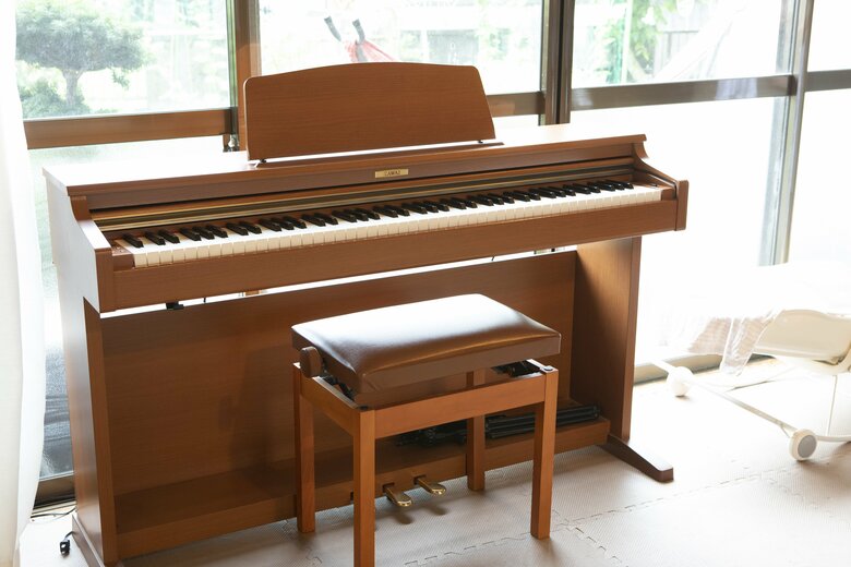 高木さんが子どもの頃から愛用していた電子ピアノを移住時に持参。今ではこもれび家に遊びにきた子どもたちが弾いて遊ぶ