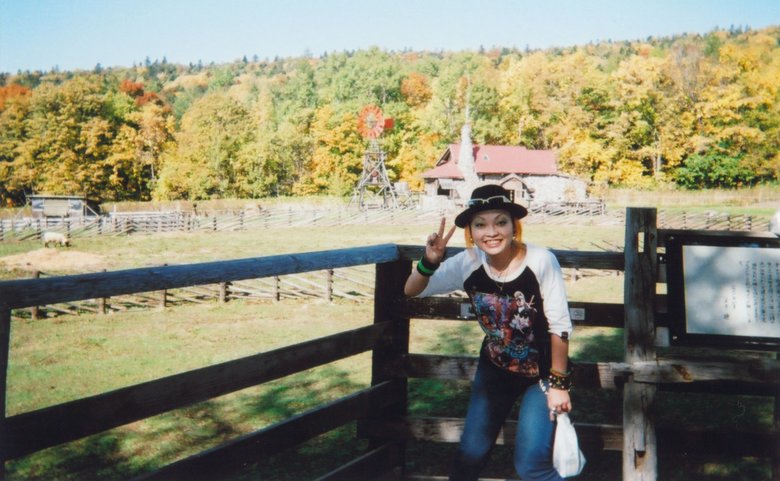 『エンタの神様』ブレイク後、営業先に向かう途中。大好きなドラマ『北の国』からの石の家の前でゴキゲンな一枚