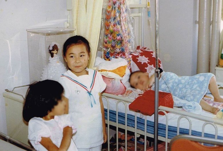 6歳のころの岩朝さん（中央）。お友達のお見舞いに