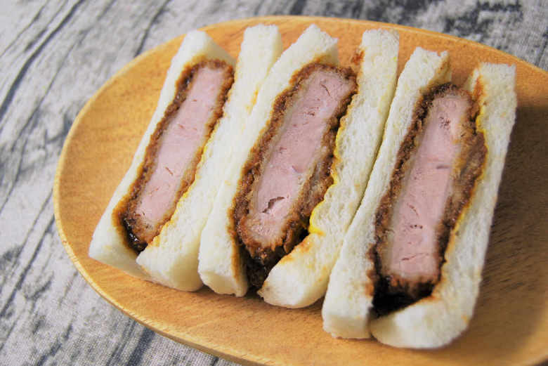 ひとくち食べてみると、ふわっふわなパンとジューシーなひれかつが口の中に広がります。噛めば噛むほどひれかつの旨味が溢れだし、ピリッとしたマスタードが全体を引き締めてくれます。