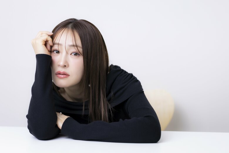 アンニュイな表情の大沢あかねさん