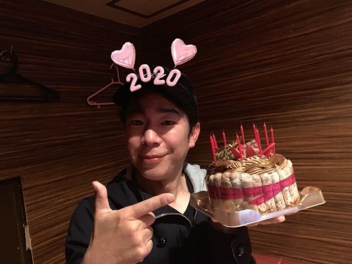 後輩から慕われ、誕生日祝いをしてもらうダンディさん