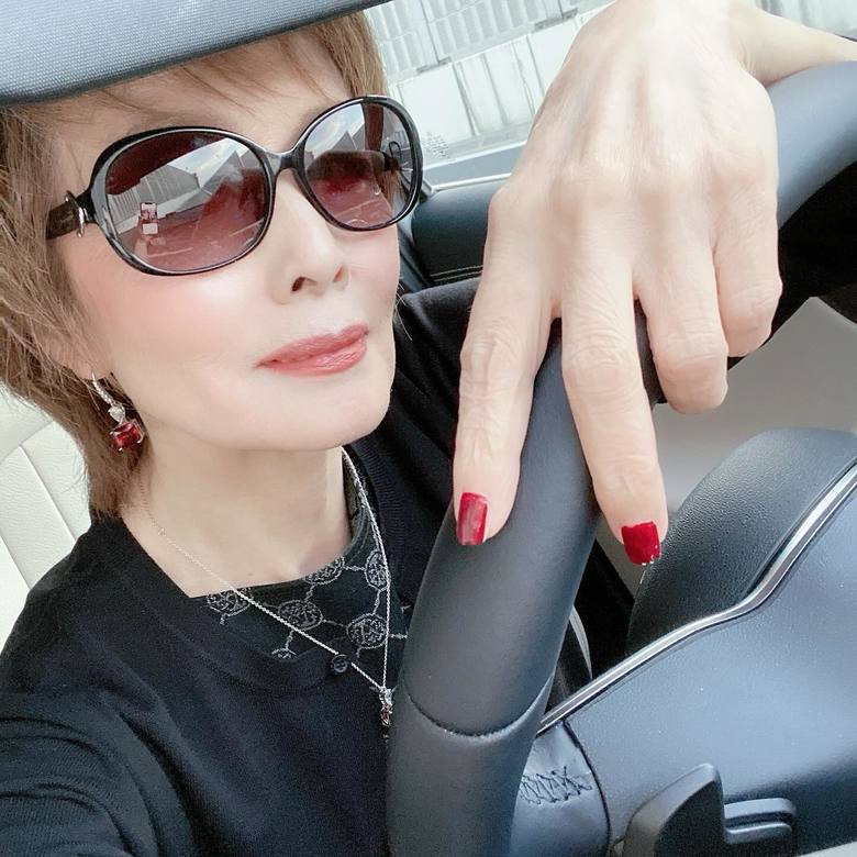 ハンドルを握る姿もファッショナブル！