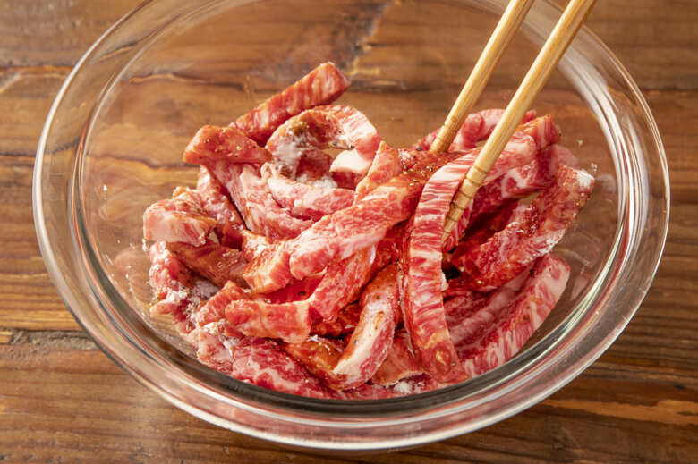 牛肉は1cmの棒状に切り、ボウルに入れてＡをもみ込む。