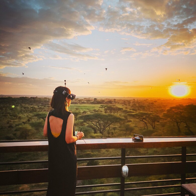 タンザニアのサバンナの雄大な景色を撮影する白石さん