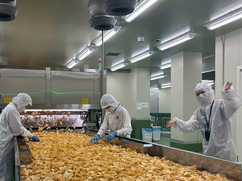 湖池屋さんの工場見学では製造ラインに流れてきたポテトチップスを食べられる