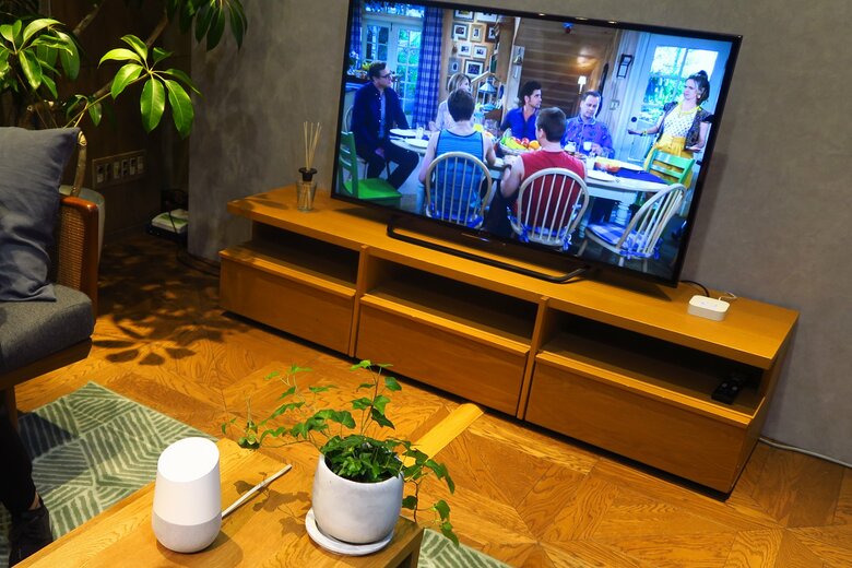 ▲Chromecastがあれば、動画サービスが見られるだけでなく、
「Googleフォト」に保存した写真や動画をテレビで見ることもできます。もちろん、声での操作も可能です。