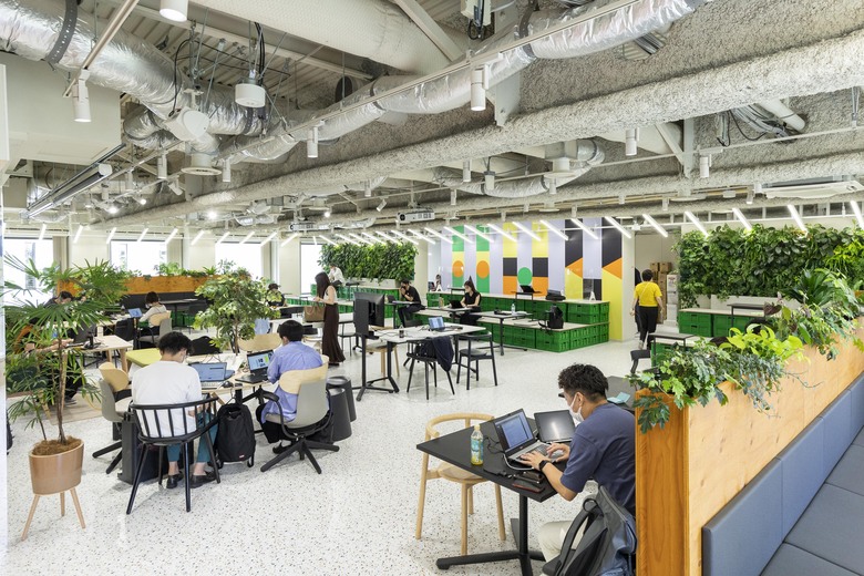 「育む」フロアは明るくカジュアルな雰囲気。奥には若手社員とフランス人アーティストが共創したアートも展示されている