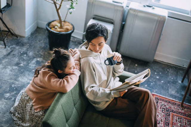 会話するカップル