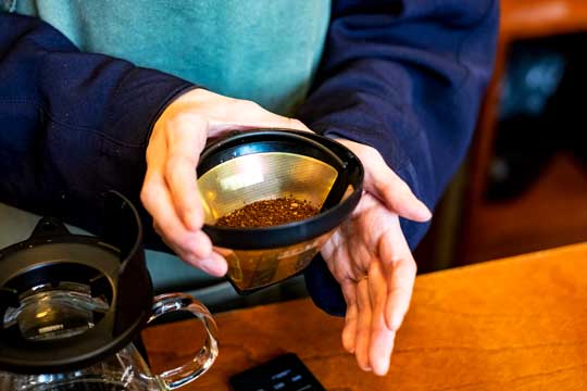 金属製のコーヒーフィルターに粉を入れているところ