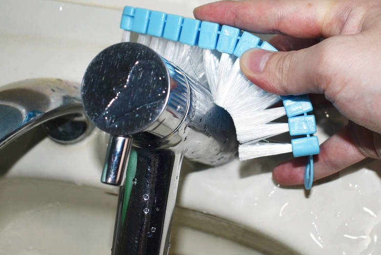 ダイソーのおすすめ商品「曲がるタイルブラシ」の使用中画像