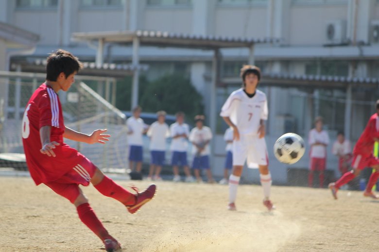 サッカーをする子ども