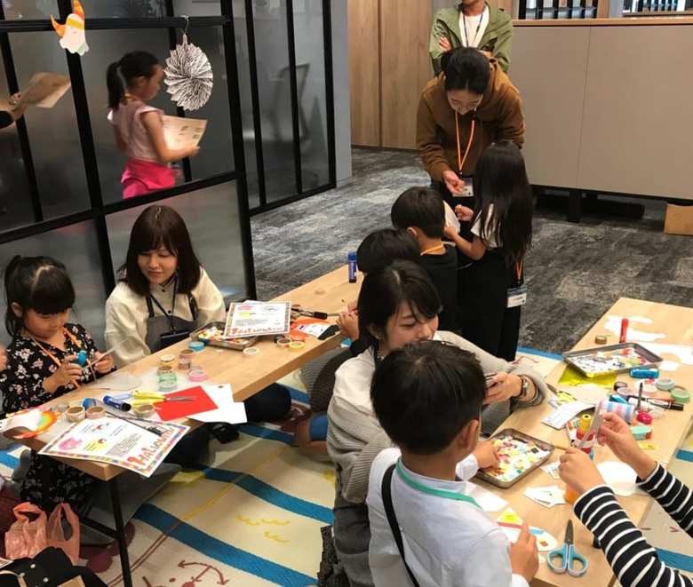 社員の家族向けオフィス見学会「ファミリーデイ」より。オフィスを回遊するスタンプラリーや文具メーカーならではのワークショップなど盛りだくさんのメニューが人気。※2020年はコロナ禍の影響で休止。