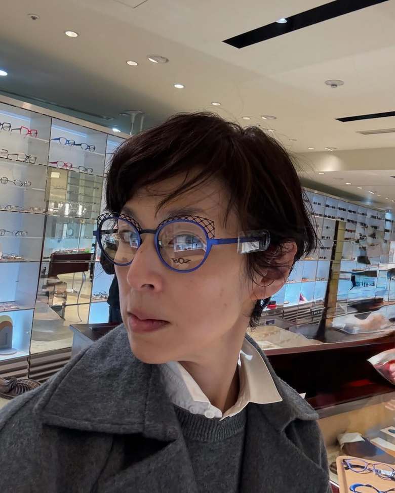 店頭で老眼鏡を試着。裸眼視力は1.5で遠くはよく見えるそう