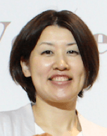 稲垣みずほさん株式会社オークローンマーケティング（ショップジャパン）Core Brand Dept.　Director米国ウィノナ州立大学（マスコミュニケーション専攻）を卒業後、2004年に新卒で通販ブランド「ショップジャパン」を運営する、株式会社オークローンマーケティングに入社。入社後2年間、同社のコールセンター事業部にてインバウンド・アウトバウンド業務に従事したのち、おきかえダイエット商品「ヒルズダイエット」のブランドマネージャーを6年間に渡り務める。2016年より寝具ブランド「トゥルースリーパー」のマーケティング責任者を歴任、ビジネスの伸長に貢献してきた。さらに2018年より、家庭用EMS機器「スレンダートーン」のマーケティングおよび両プロダクト開発部門を統括。プライベートでは、2013年に結婚。年に1回は長期休暇を取得し、夫と旅行に行くのがライフワーク。