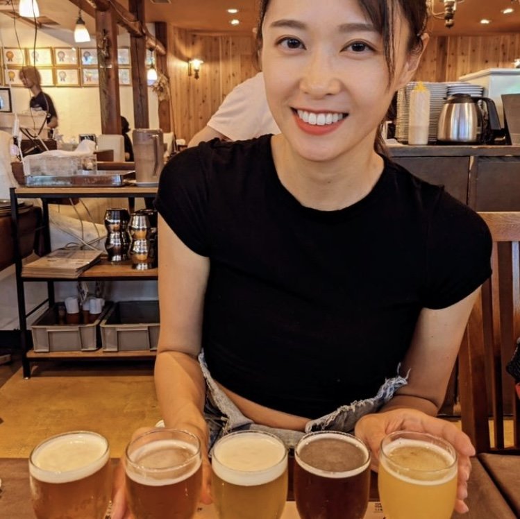 ビールの飲み比べを楽しむ近藤さん