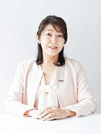 ジャーナリスト。昭和女子大学客員教授、相模女子大学特任教授、東京大学大学院情報学環客員研究員。住友商事、リーマンブラザースなどを経て執筆活動に入る。働き方改革、ダイバーシティ、女性活躍、ワークライフ・バランス、自律的キャリア形成、SDGsとダイバーシティ経営、ジェンダーなどをテーマとする。働き方改革実現会議、地方創生第二期総合戦略など政府の委員を多数務める。女性のライフプランに関する講演や出張授業を多数行い、ダイバーシティ、女性活躍、働き方改革、ジェンダー平等、SDGs（持続可能な開発目標）などについて発信する。著書は『御社の働き方改革ここが間違ってます！』（PHP新書）など。