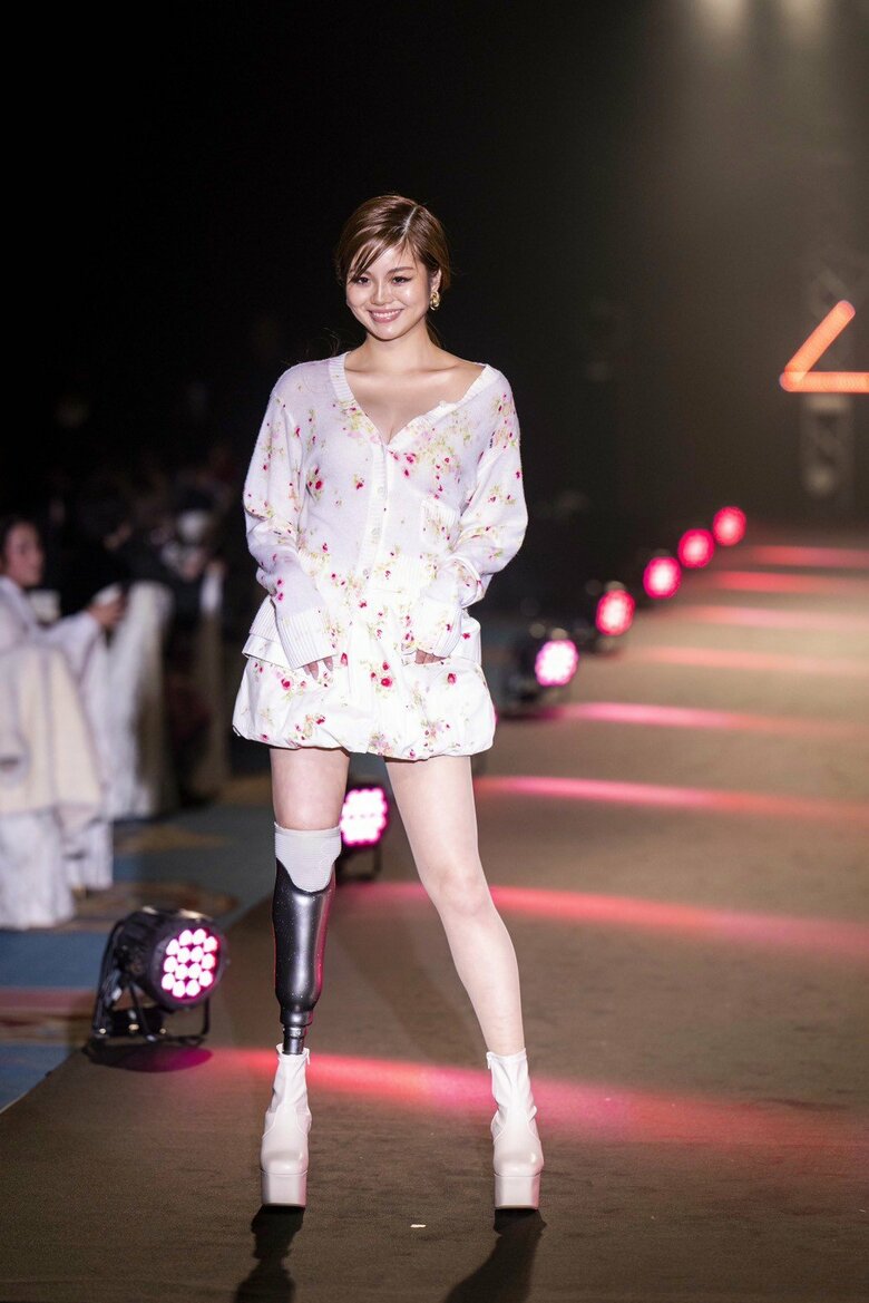 2024年「IZA PINK CHRISTMAS2024」でランウェイを歩く海音さん