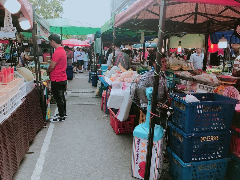 鷹村さんが暮らしていた当時のタイの市場の様子