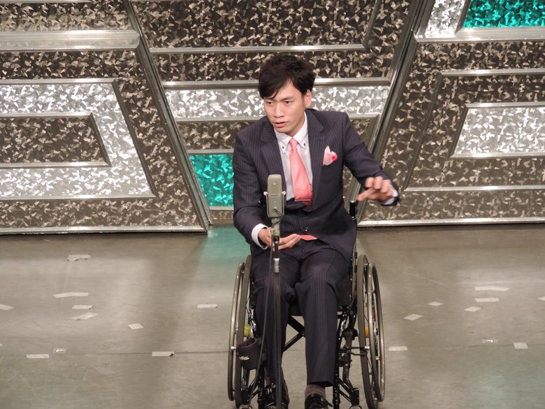 お笑い芸人として舞台に立つ寺田さん