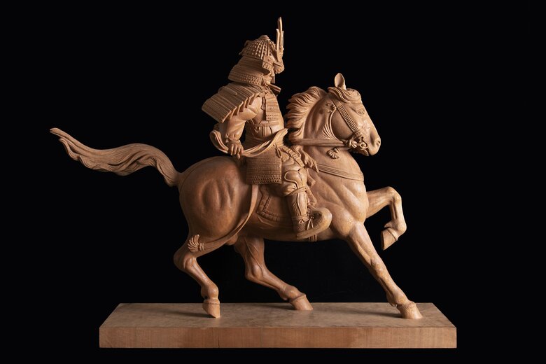 「秋川雅史さんの彫刻家としての顔」2021年　木彫楠公像