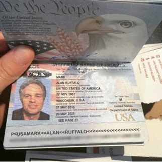偽マーク・ラファロのパスポート。もちろん偽造されたもの