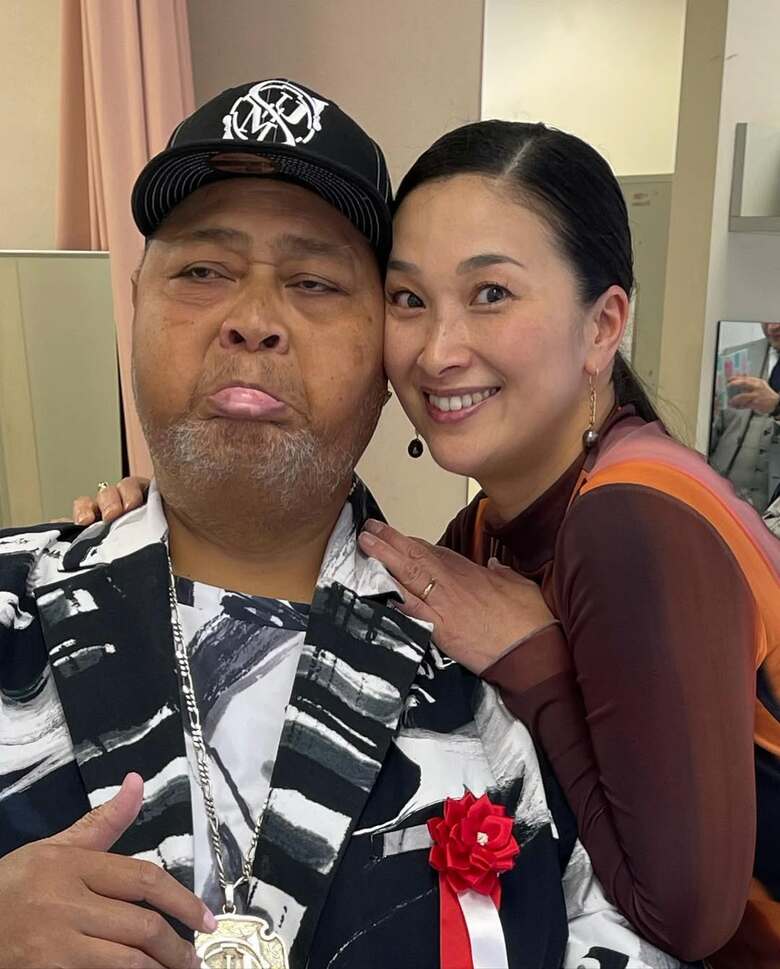 夫婦でイベントに出演するなど公私ともにKONISIKIさんをサポート