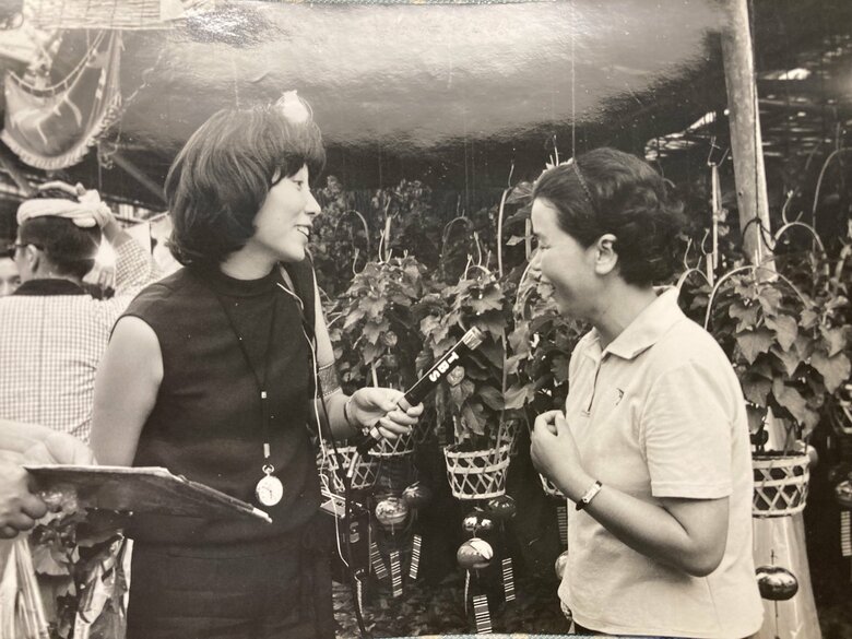 ほおずき市での報道中継