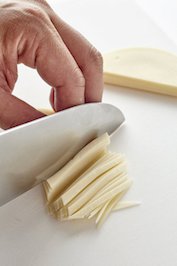 むきえびは包丁で細かくたたく（5㎜角目安）。ひき肉に塩を加えて粘りが出るまで練り、キャベツの水けを搾って加え、えびとAも加えて練り混ぜる。