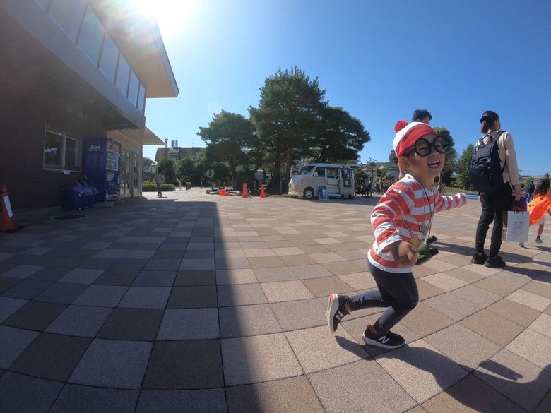 ▲秋の空が気持ちのいい季節ですね。保育園のハロウィンイベントで、ウォーリーに扮した息子・晴太朗もご機嫌。