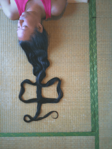 「虫」髪の毛の文字以外の部分が、虫のようなもこもこ感。