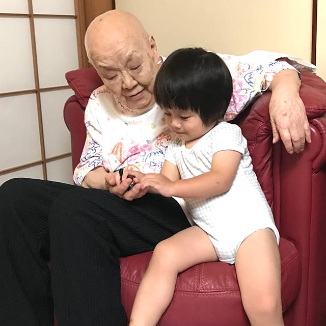 プライベートでリラックスした時間を過ごす寂聴さんと瀬尾さんの長男