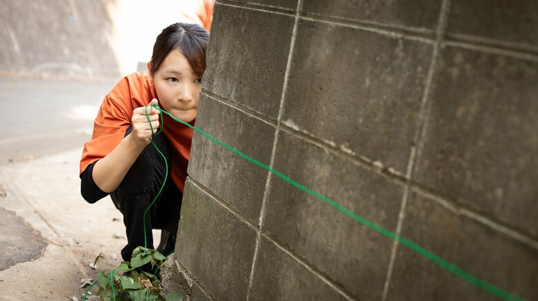 迷子のペットの捜索のための準備をする遠山さん