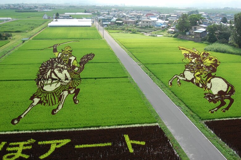 平成21年の作品「戦国武将とナポレオン」。赤色の稲が加わる（来場者数：約17万人）