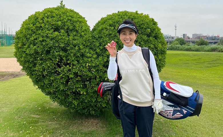 笑顔で手を振る東尾さん