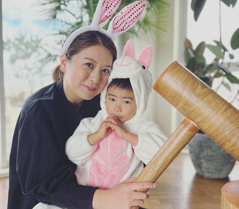 お正月に今年の干支、ウサギの格好をしたSHIORIさんと息子さん。少し泣きべそをかいてもウサギの姿の息子さんが可愛い！