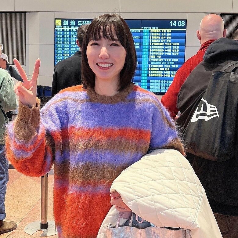 「本当はポジティブなのかもしれません」とびきりの笑顔でピースサインする針谷さん