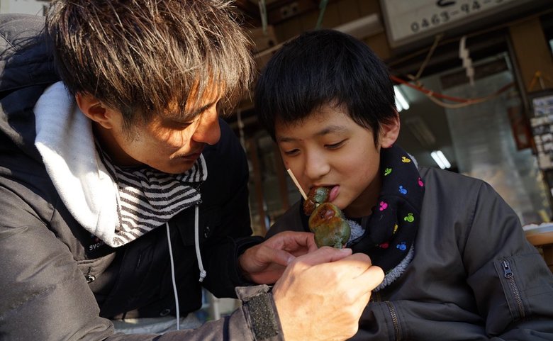 初詣に出かけて団子を頬張る大和さん