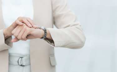 上司から夜分に連絡…遅くに返信するのは失礼か礼儀か？