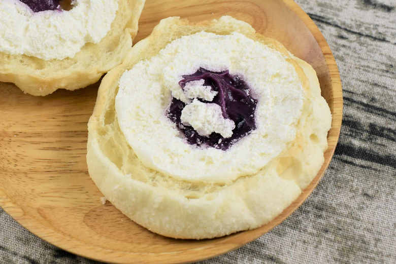 ローソンのおすすめ菓子パン「チーズケーキ！？ メロンパン」の実物画像